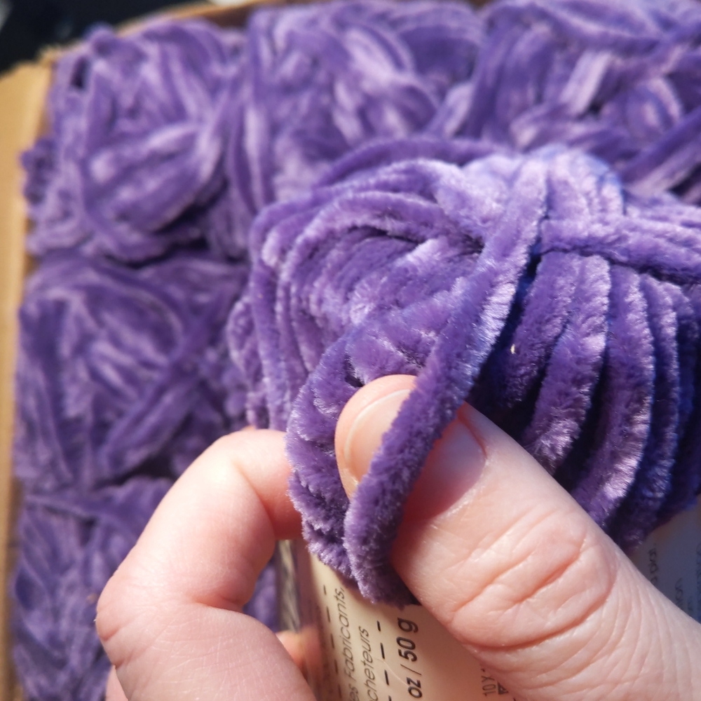 12 SKEINS YARN - Picture 4 of 8